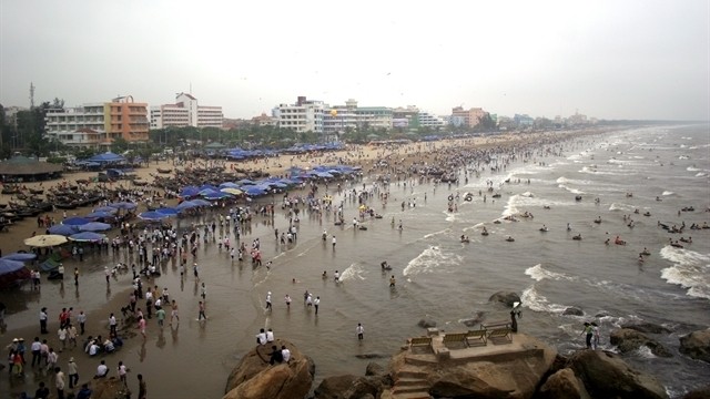 A corner of Sam Son Beach on the first day after the social distancing regulations lifted. (Photo: VNA)