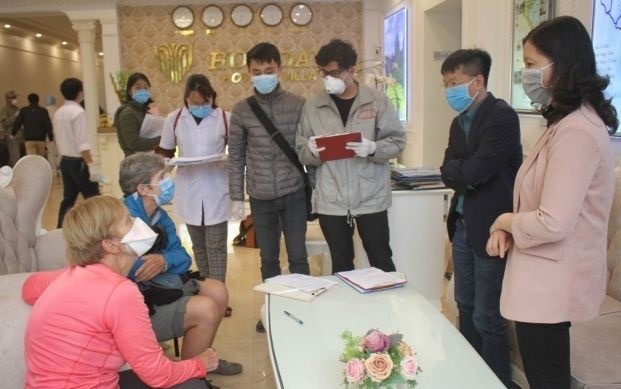 Foreign tourists make medical declarations in Hoa Lư District, the northern province of Ninh Binh. (Photo: VNA)