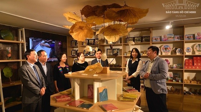 Visitors at the museum shop (Photo: Ho Chi Minh Museum)