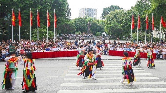 Pedestrian area around Hoan Kiem Lake attracted a large number of visitors.
