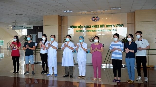 COVID-19 patients discharged from the Hanoi-based National Hospital of Tropical Diseases Base 2, following their full recovery. (Photo: NDO/Dang Anh)