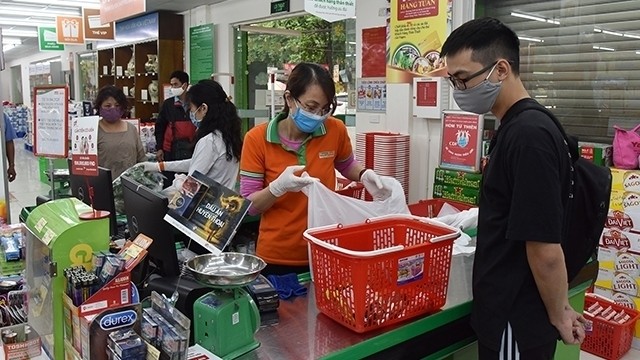 Customers have turned to e-wallet payments instead of cash amid COVID-19. In this file photo, customers are seen shopping at Thanh Cong Hapro Mart supermarket, Hanoi. (Photo: Lam Thanh)