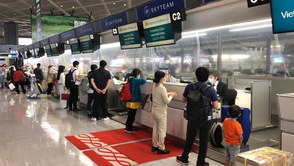 Vietnamese citizens perform boarding procedures at the airport in Japan on May 25, 2020. (Photo: Foreign Ministry)
