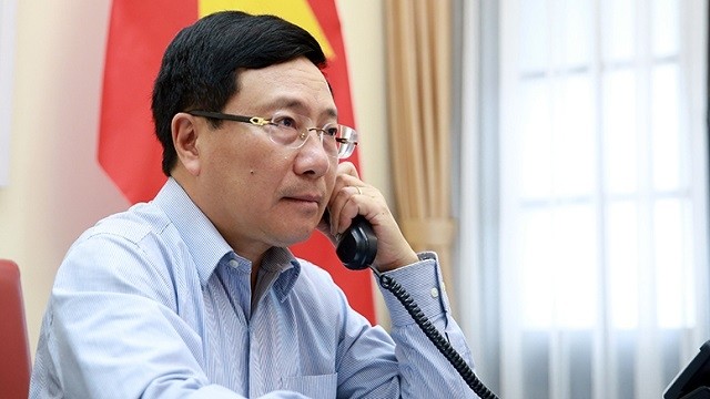 Deputy Prime Minister and Foreign Minister Pham Binh Minh talks over the phone with Japanese Foreign Minister Toshimitsu Motegi on June 1. (Photo: VGP)
