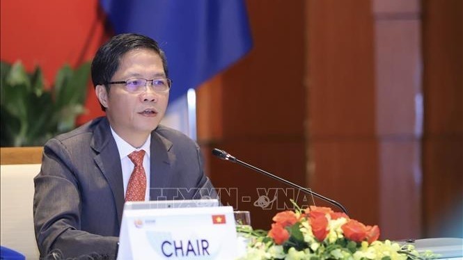 Vietnamese Minister of Industry and Trade, Tran Tuan Anh, chairing the meeting. (Photo: VNA)