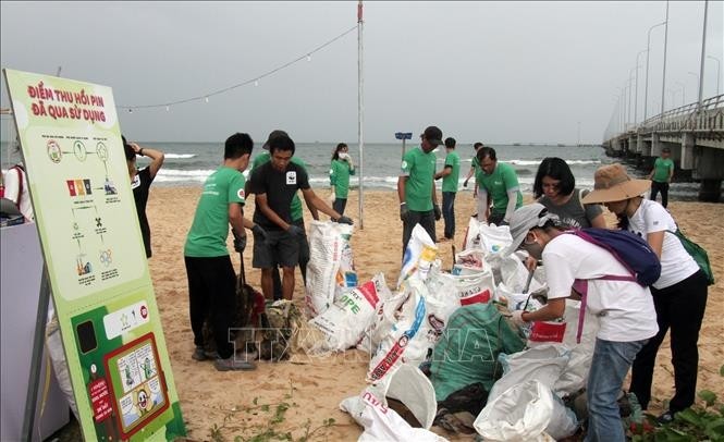 Volunteers collect waste at a beach in Duong Dong township, Phu Quoc district, Kien Giang province. (Photo: VNA)
