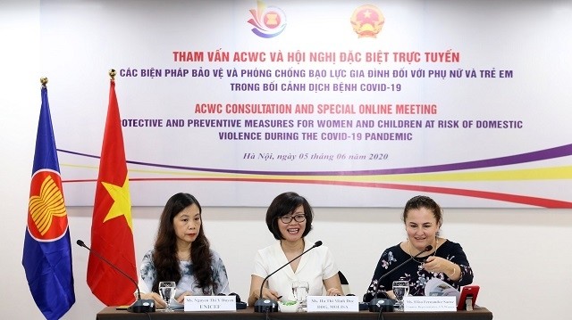 Delegates join the online meeting at the Hanoi venue. (Photo: VNA)