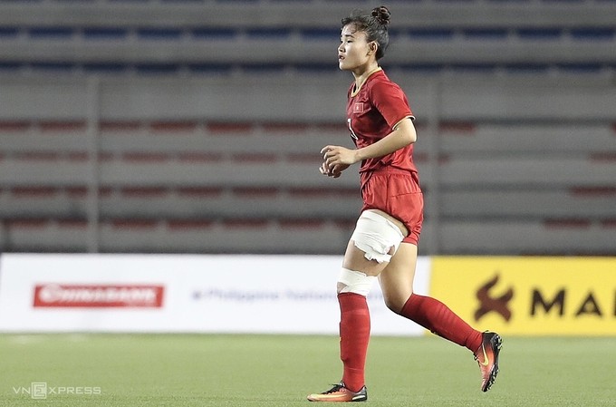 Centre back Chuong Thi Kieu overcomes the pain to continue playing in the gold medal match of the 30th SEA Games. (Photo: Vnexpress)