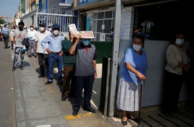People wait outside Lima's central market as Peru extended a nationwide lockdown amid the outbreak of the coronavirus disease (COVID-19), in Lima, Peru May 8, 2020. (File photo: Reuters)