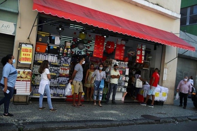 People stand in front of a shop amid the coronavirus disease (COVID-19) outbreak, in Rio de Janeiro, Brazil June 2, 2020. (File photo: Reuters)  