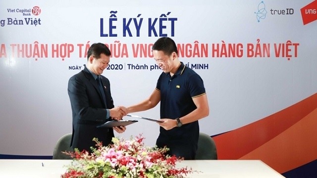 General Director of VNG Le Hong Minh (R) and Deputy General Director of Ban Viet Bank Le Van Be Muoi at the signing ceremony. (Photo: NDO/X.B.)