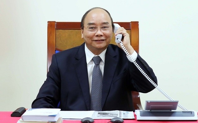 Prime Minister Nguyen Xuan Phuc discusses over the phone with President of Exxon Mobil LNG Market Development Inc. Irtiza Sayyed on June 11. (Photo: VGP)