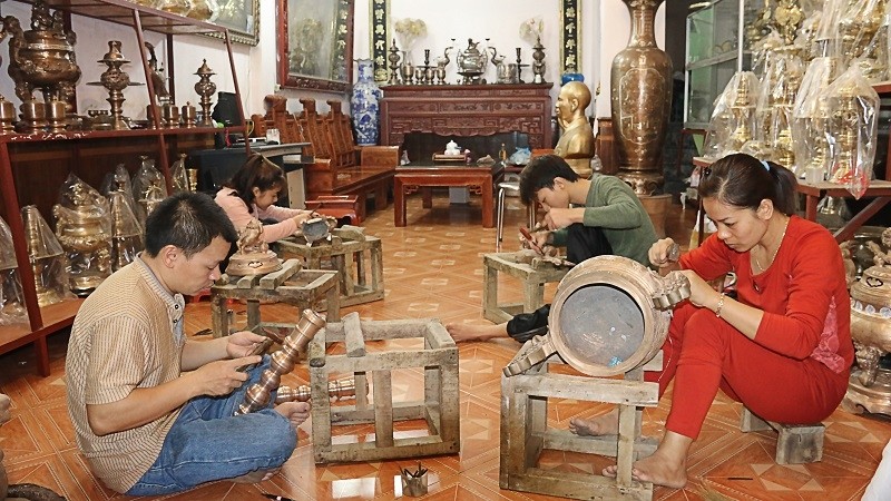 Making bronzeware in Hung Yen Province