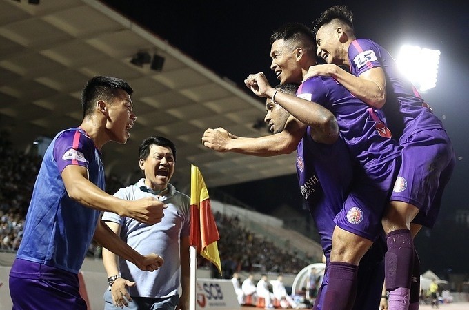 Saigon FC manager Vu Tien Thanh and his players celebrate after Pedro Paulo opens the scoring.