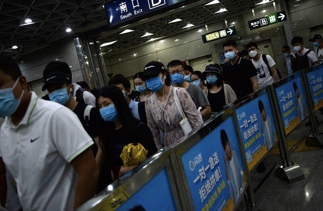 People wearing face masks commute inside a subway station during morning rush hour, following new cases of coronavirus disease (COVID-19) infections in Beijing, China June 15, 2020. (Photo: Reuters)