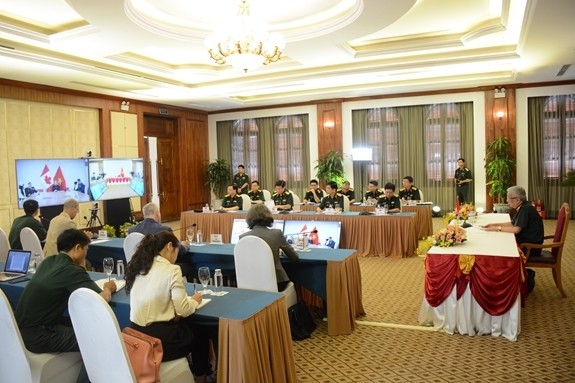 General view of the talks between Deputy Minister of National Defence Sen. Lt. Gen. Nguyen Chi Vinh and Jody Thomas, Deputy Minister of Canada’s Department of National Defence. (Photo: qdnd.vn)