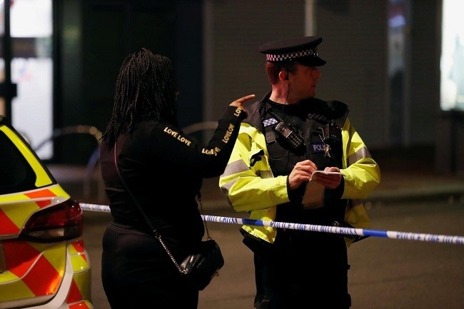 A person speaks to a police officer at a cordon after reported multiple stabbings in Reading, Britain, June 20, 2020. (File photo: Reuters)