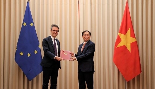 Deputy Foreign Minister Bui Thanh Son (R) hands over the dilomatic notes to head of the EU Delegation to Vietnam, Ambassador Giorgio Aliberti on June 18 (Photo: VNA)