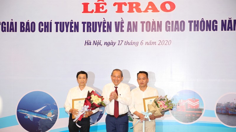 Deputy PM Truong Hoa Binh presents awards to the most outstanding winners. (Photo: VGP)