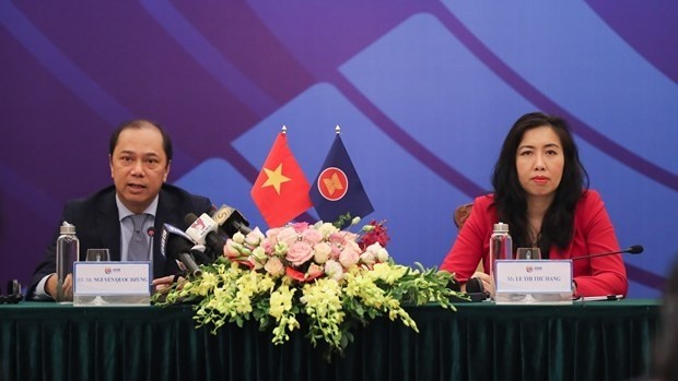 Deputy Foreign Minister and General Secretary of the National ASEAN 2020 Committee Nguyen Quoc Dung (L) speaks at the press conference (Photo: the Ministry of Foreign Affairs)