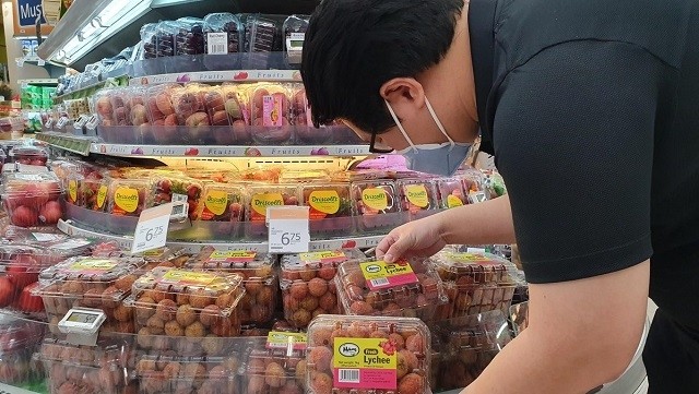 Vietnamese lychee has been officially put up for sale in Singapore’s FairPrice supermarket chain. (Photo: VNA)