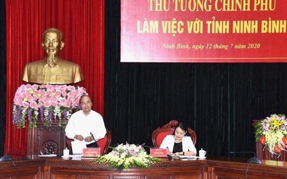 Prime Minister Nguyen Xuan Phuc (standing) at the working session with Ninh Binh authorities (Photo: NDO/Tran Hai)