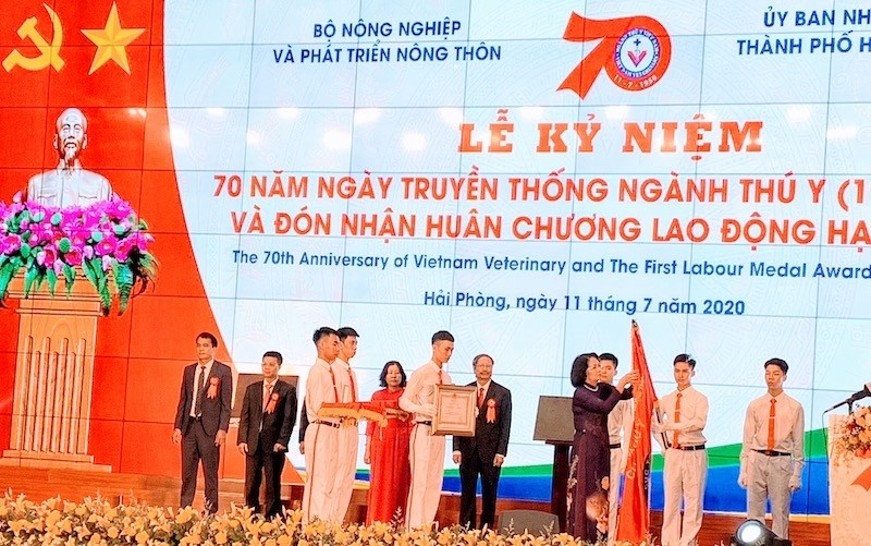 VP Thinh awards the first-class Labour Medal, a noble reward of the Party and State, to the Veterinary Medicine sector.