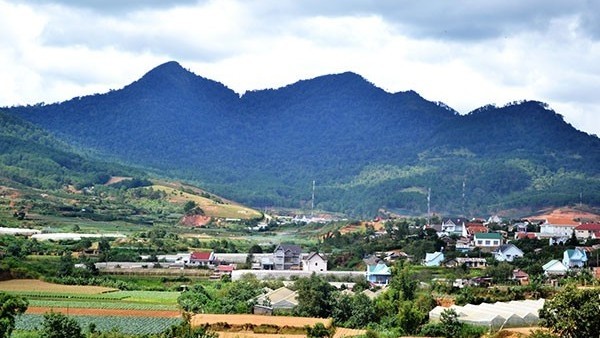 A corner of Lac Duong Town, Lam Dong District with the Lang Bian Mountain in the background (Photo: baolamdong.vn)
