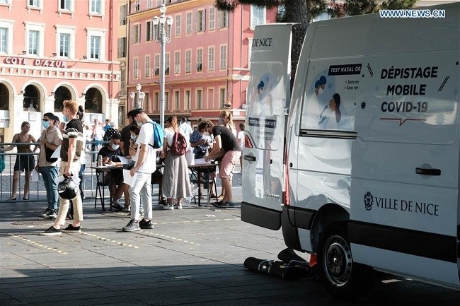 People line up to get tested at a COVID-19 screening station in Nice, southern France, July 27, 2020. Three screening stations for COVID-19 in Nice have been providing tests gratis since July 24. The results will be sent to the patients within 24 hours after the test. (Photo: Xinhua)