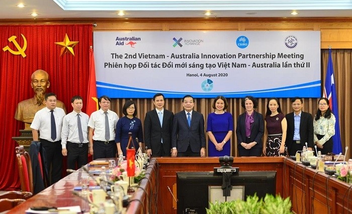 Australian Ambassador to Vietnam Robyn Mudie (fifth from right), Minister of Science and Technology Chu Ngoc Anh (sixth from right) and some delegates at the second Vietnam-Australia Innovation Partnership Meeting in Hanoi on August 4.