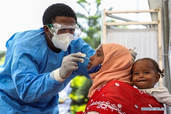 A medical worker collects a swab sample from a mother for COVID-19 tests at a hospital in Addis Ababa, Ethiopia, Aug.17, 2020. Ethiopia's confirmed COVID-19 cases reached 31,336 after 1,460 new COVID-19 positive cases were confirmed on Monday, the Ethiopian Ministry of Health said. (Photo: Xinhua)
