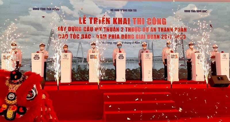 At the ceremony to commence the construction of the My Thuan 2 Bridge