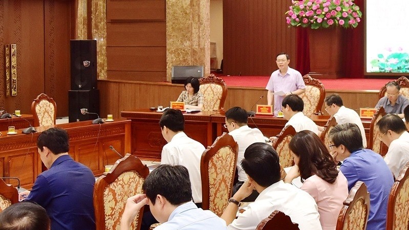 Secretary of the Hanoi Party Committee Vuong Dinh Hue speaks at the meeting.