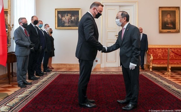 Vietnamese Ambassador to the Republic of Poland Nguyen Hung presents his credentials to Polish President Andrzej Duda. (Photo: prezydent.pl)