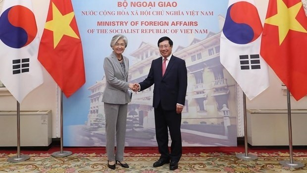 Deputy Prime Minister and Foreign Minister Pham Binh Minh (R) and RoK Foreign Minister Kang Kyung-wha (Photo: VNA)