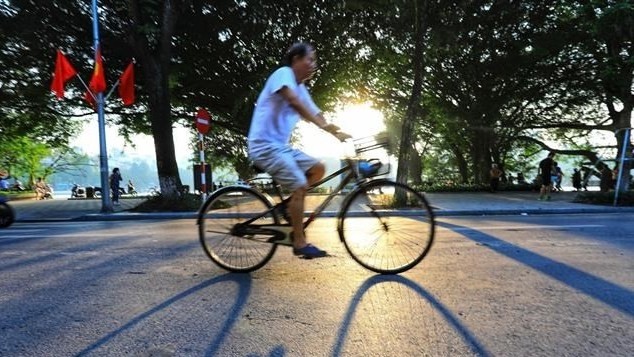 A man cycles on a street near Hoan Kiem Lake – a popular tourist destination in Hanoi. (Photo: VNA)