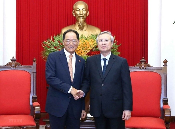 Politburo Member and Permanent Member of the Party Central Committee's Secretariat Tran Quoc Vuong (R)  and RoK Ambassador to Vietnam Park Noh-wan (Photo: VNA)