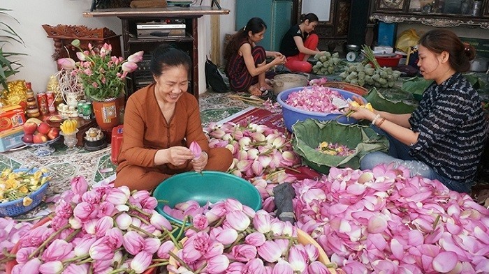 Ms. Nguyen Thi Dan’s family members gather to flavour morning lotus tea. (Photo: NDO)