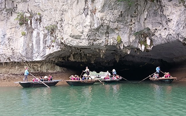 Visitors to Lan Ha Bay in Hai Phong City before the second outbreak of COVID-19. 