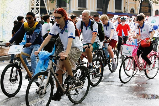 The friendship cycling journey attracts the participation of about 400 Vietnamese and international attendees, including over 270 foreigners from embassies and international organisations in Hanoi. (Photo: HNM)