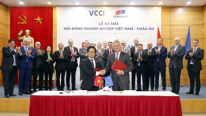 The signing ceremony for the founding of the EU - Vietnam Business Council. (Photo: VNA)