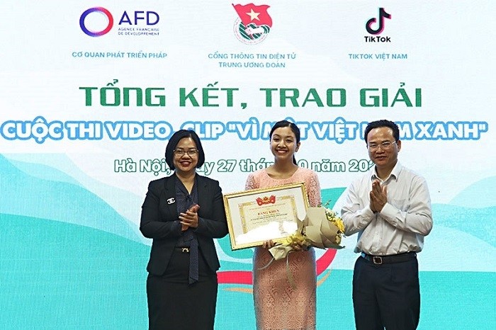 Hoang Minh Thuy (C) receives the first prize at the award ceremony.