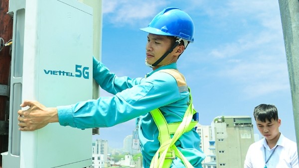 Viettel workers installing a 5G station in Ho Chi Minh City (Photo: Vietnamnet)