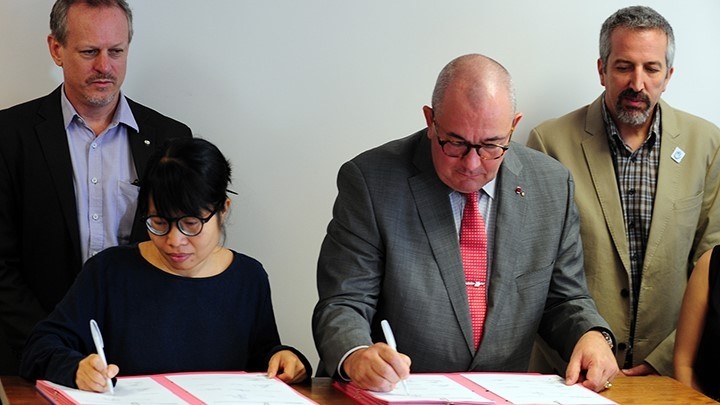 Belgian Ambassador to Vietnam P.Jansen signing the comitment 