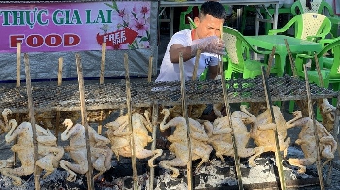 A booth with grilled chicken at the programme (Photo: VOV)