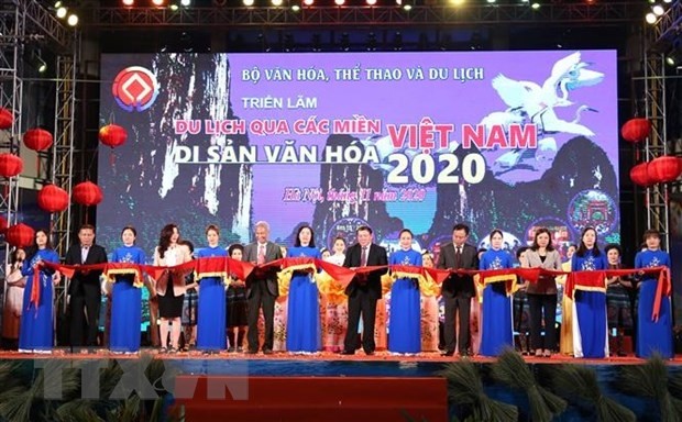 Delegates cut the ribbon to open the exhibition (Photo:VNA)