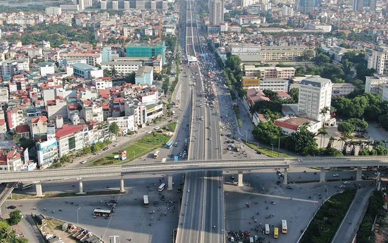 The overpass at the Nguyen Van Huyen-Hoang Quoc Viet intersection using the public investment has just been put into operation from October 2020.