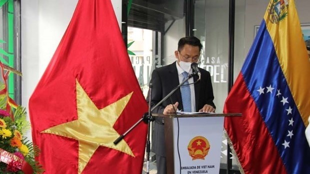 Vietnamese Ambassador to Venezuela Le Viet Duyen speaking at the ceremony (Photo: Vietnamese Embassy in Venezuela)