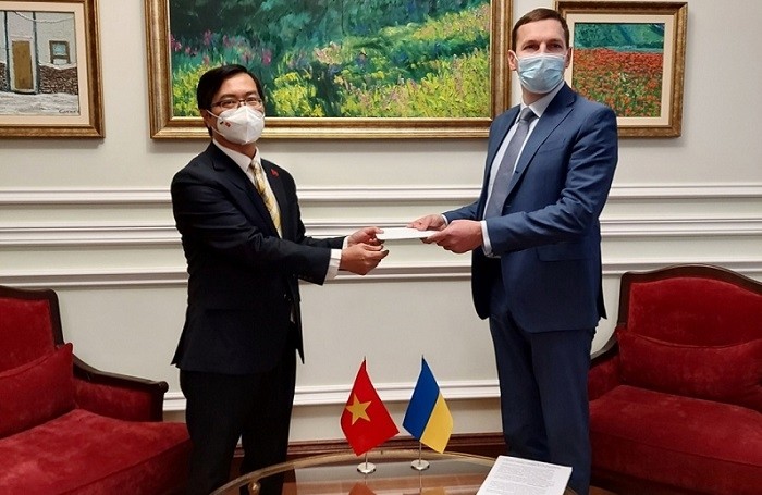Vietnamese Ambassador to Ukraine Nguyen Hong Thach (L) presents a copy of his credentials to Ukrainian Deputy Foreign Minister Yevheniy Yenin. (Photo: VNA)