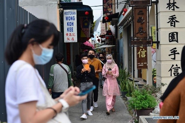 People wearing face masks visit an alley in Ipoh, Malaysia, Dec. 20, 2020. (Photo: Xinhua)